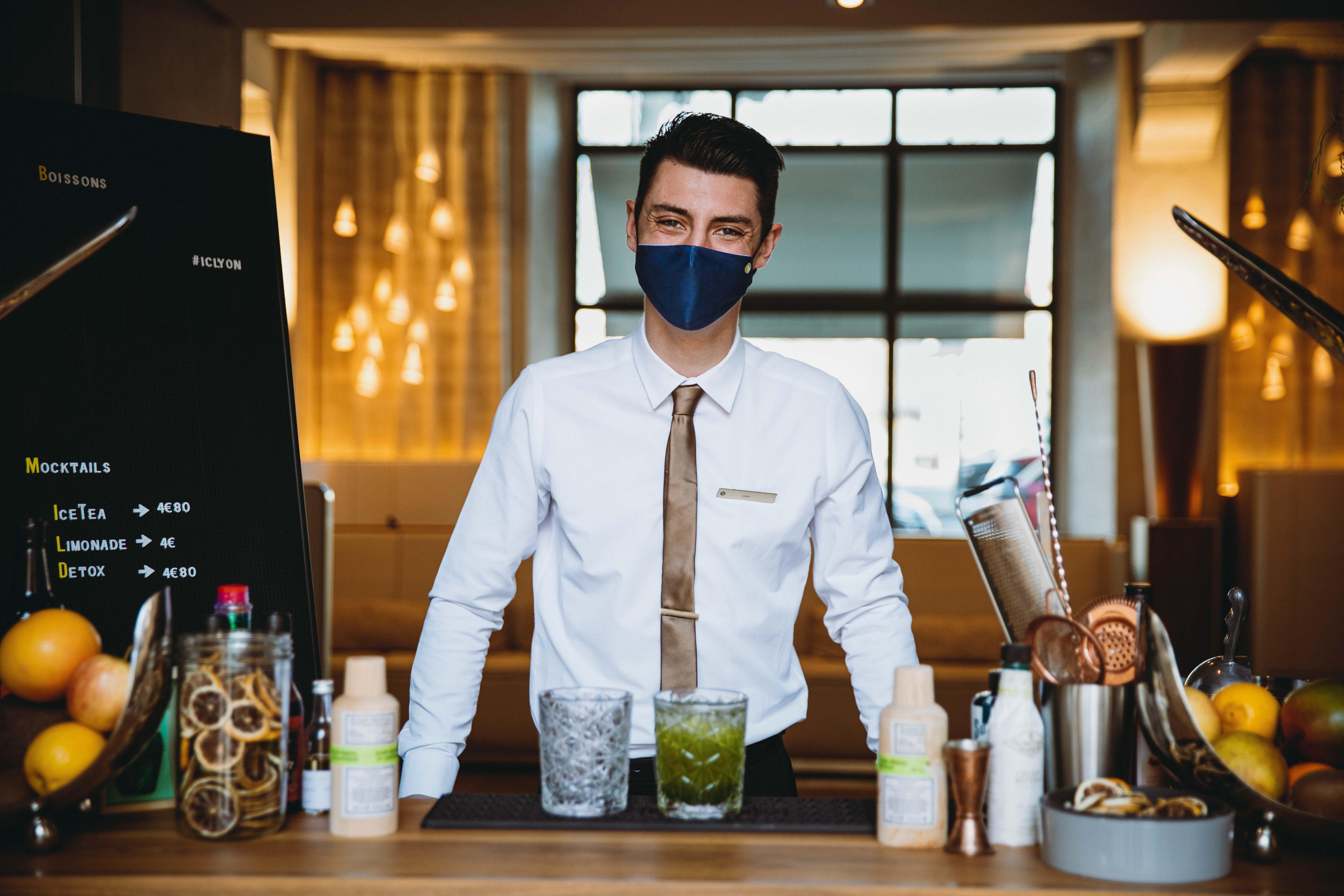 โรงแรมอินเตอร์คอนติเนนตัล ลียง ดิเยอ ภายนอก รูปภาพ A bartender wearing a face mask
