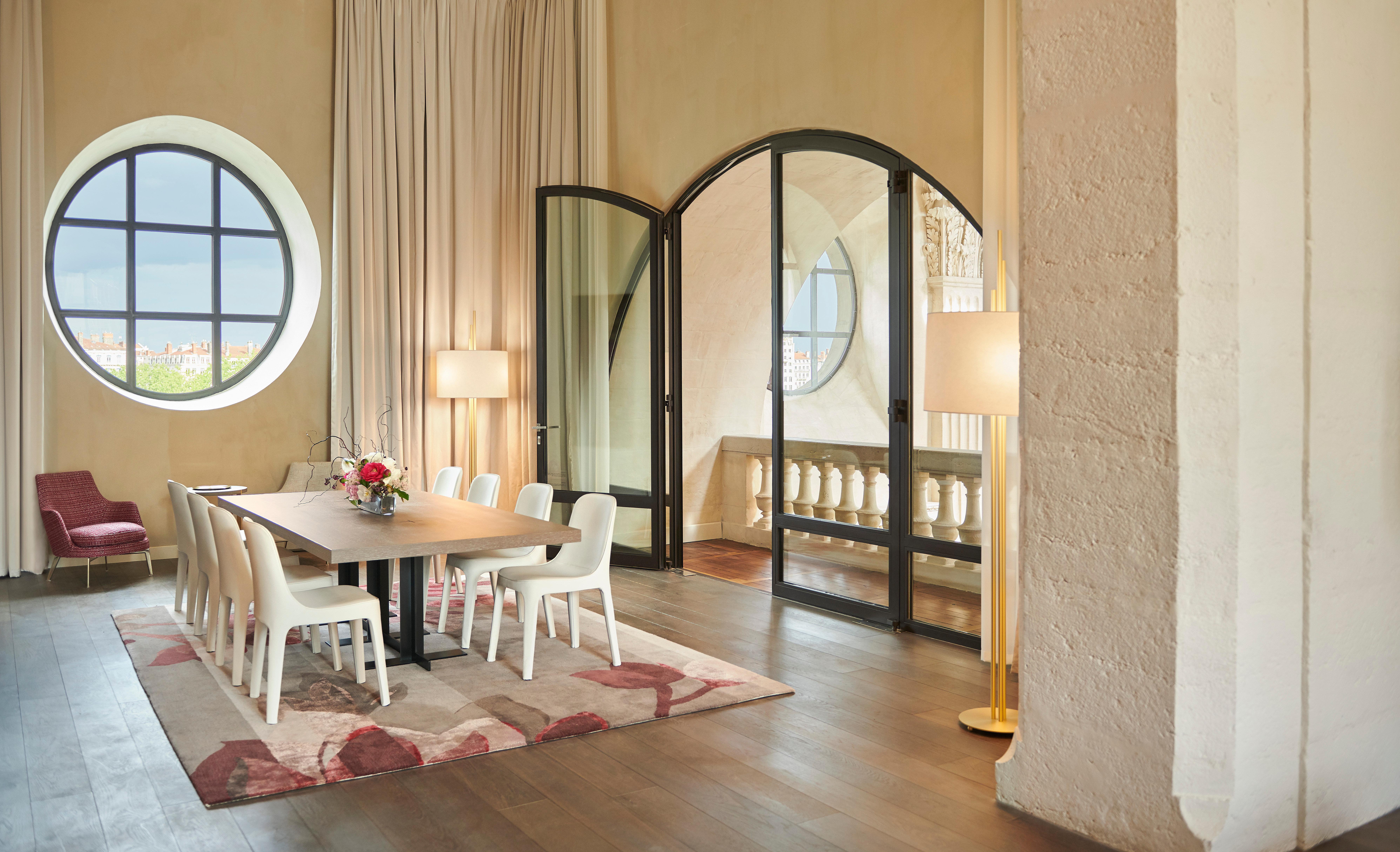 โรงแรมอินเตอร์คอนติเนนตัล ลียง ดิเยอ ภายนอก รูปภาพ The dining room of a suite at the hotel