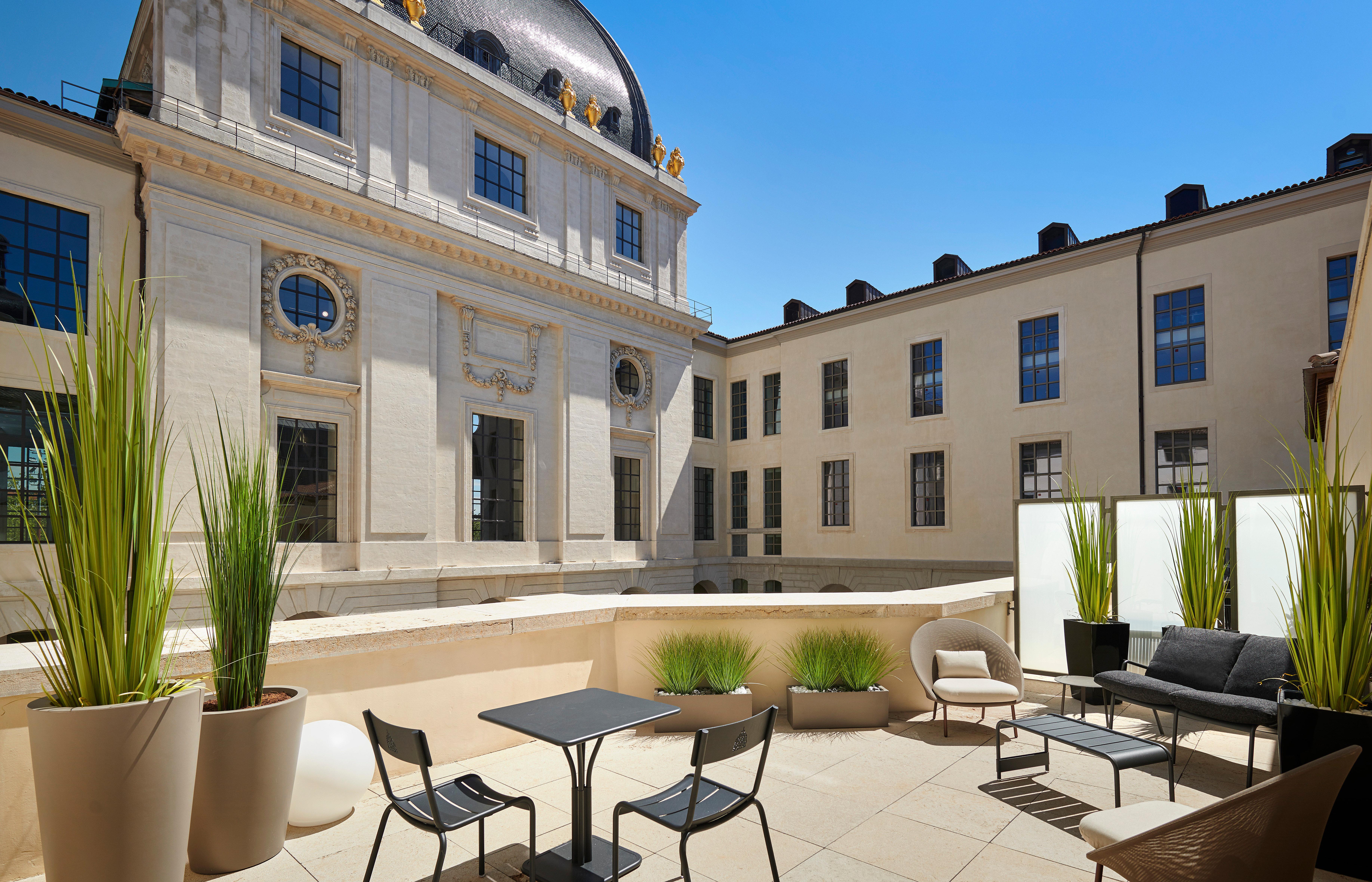 โรงแรมอินเตอร์คอนติเนนตัล ลียง ดิเยอ ภายนอก รูปภาพ The courtyard of the Academy