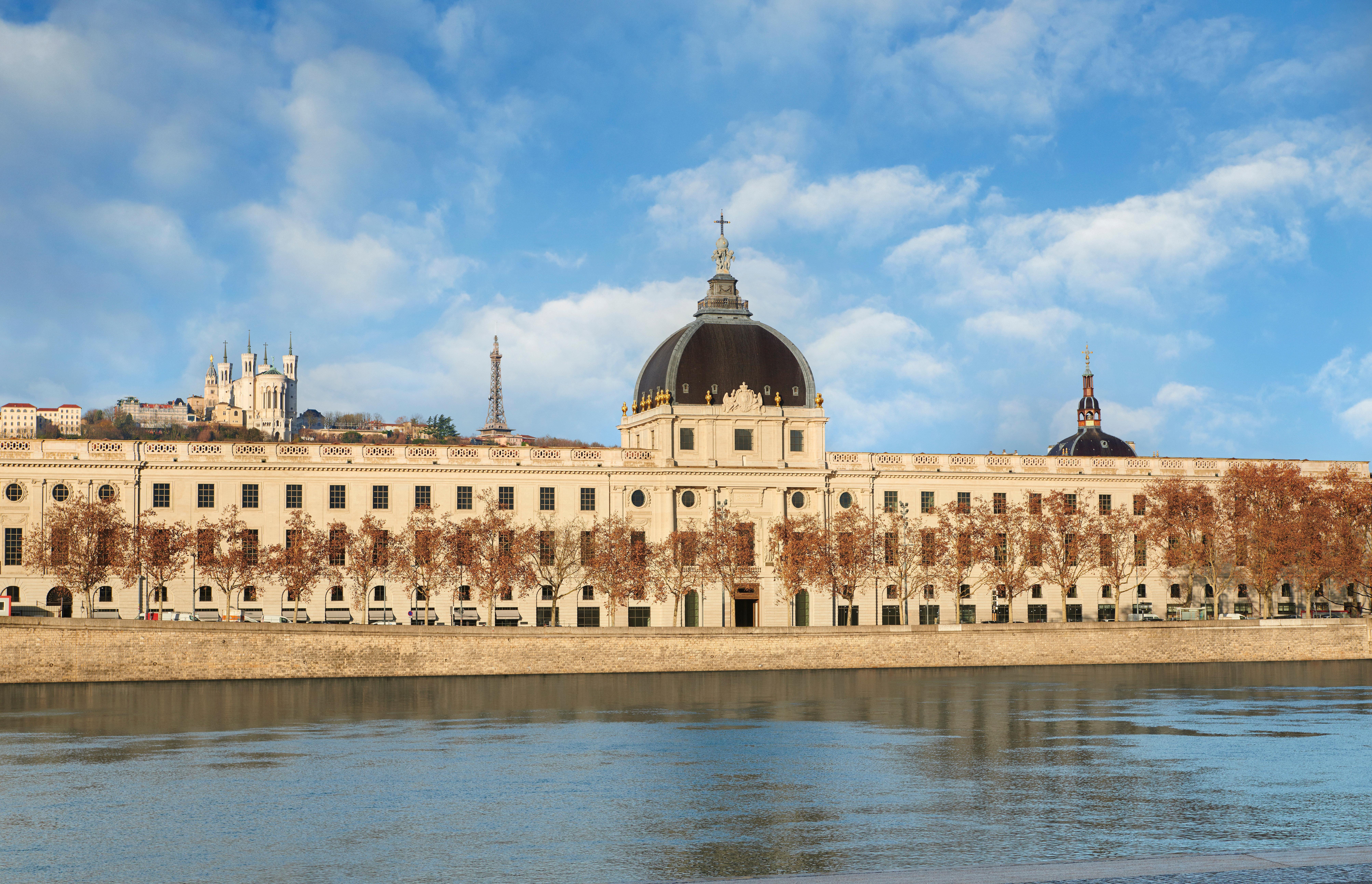 โรงแรมอินเตอร์คอนติเนนตัล ลียง ดิเยอ ภายนอก รูปภาพ The headquarters of the Spanish National Library in Madrid.