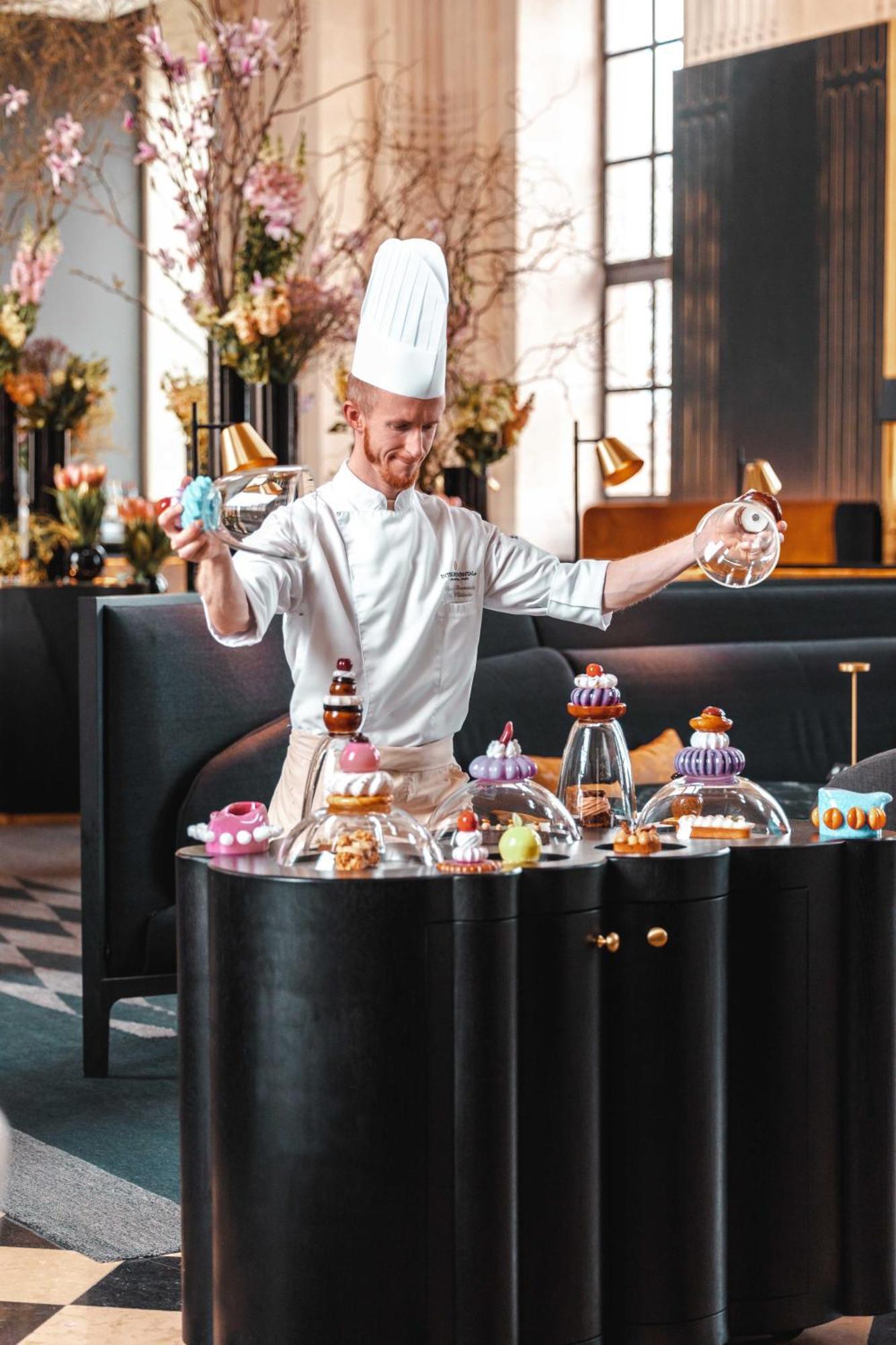 โรงแรมอินเตอร์คอนติเนนตัล ลียง ดิเยอ ภายนอก รูปภาพ A pastry chef at work
